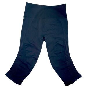 Lululemon black seamless In The Flow cropped leggings